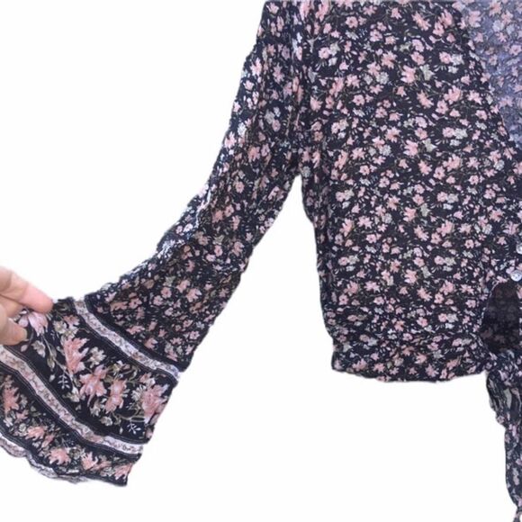 American Eagle Boho Floral Bell Sleeve Blouse Size Medium - Picture 5 of 7